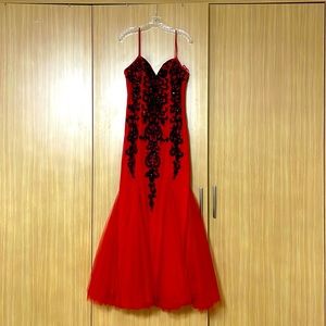 Beautiful red and black evening gown in good condition